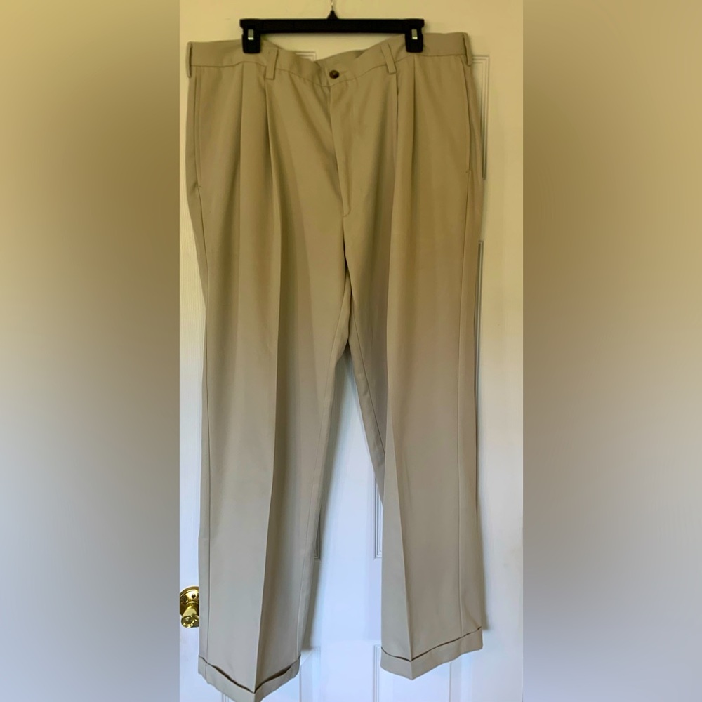 Haggar Cool 18 classic fit Beige/Khaki pleat cuffed no iron 40X32 Men’s Pant